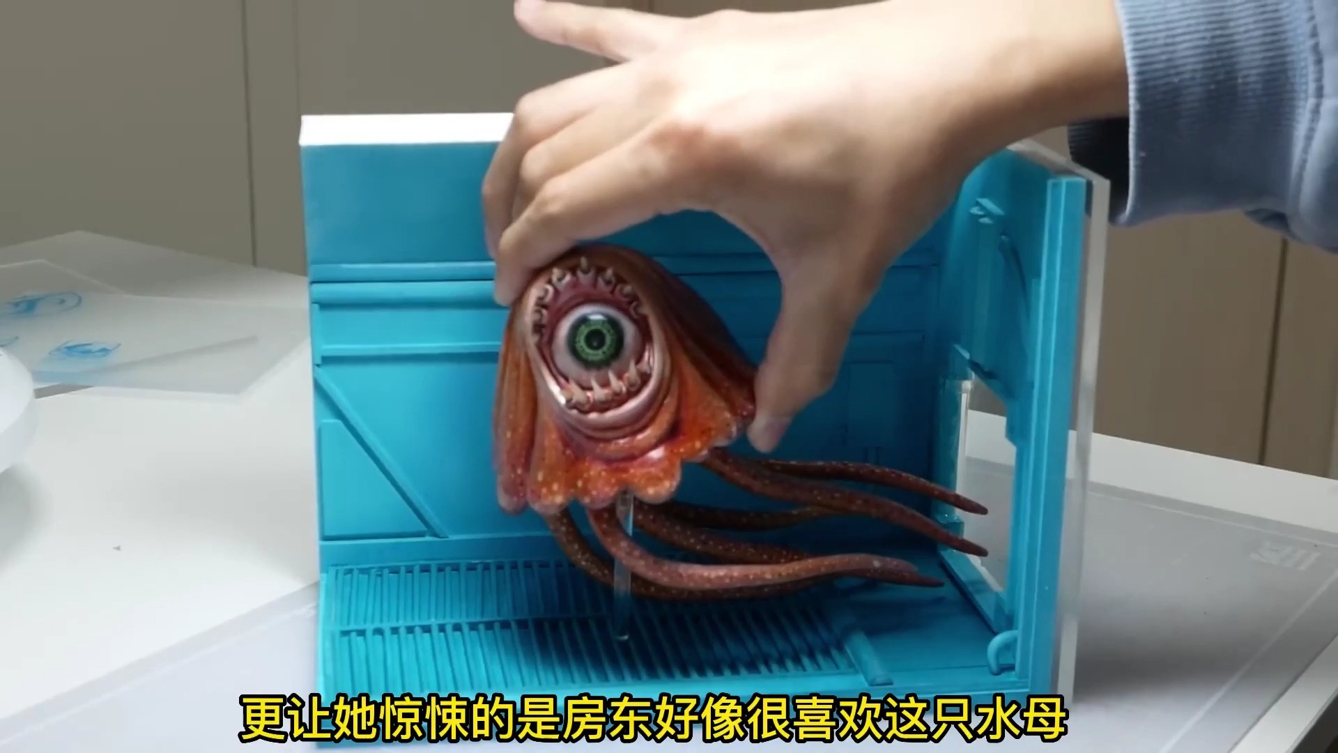 模型:变异水母长出眼睛嘴巴,喜欢吃翔,人类在它前面都是食物!