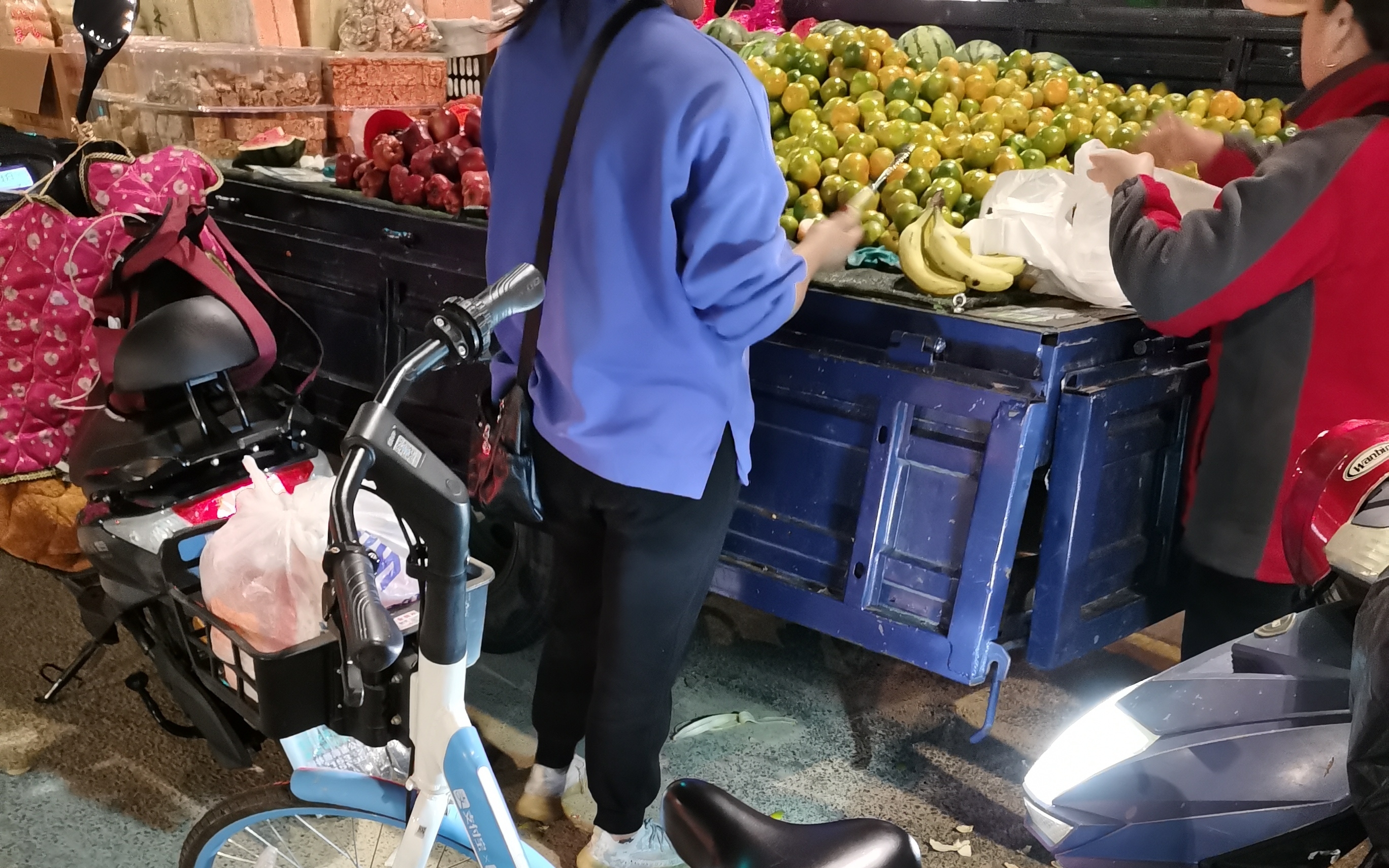 周末逛超市~|路边买橘子~|两人吃三份碳水的快乐