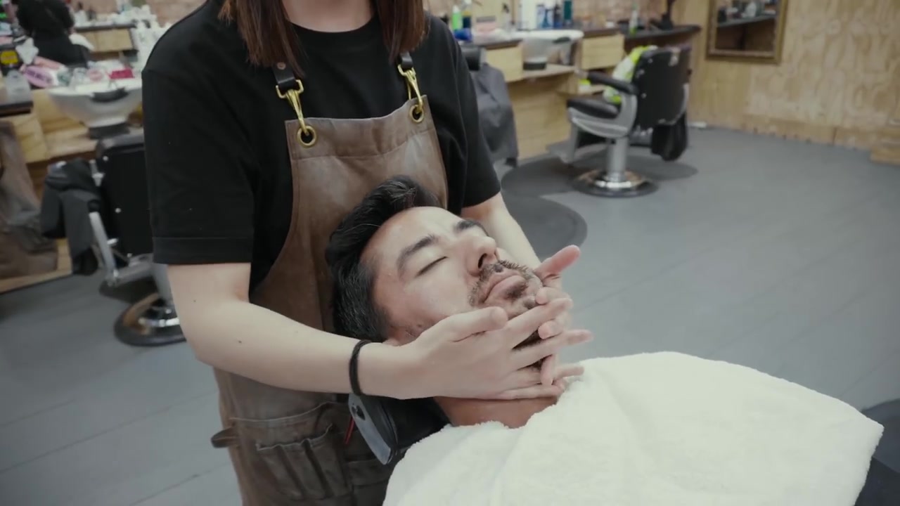 一条理发店刮脸的视频