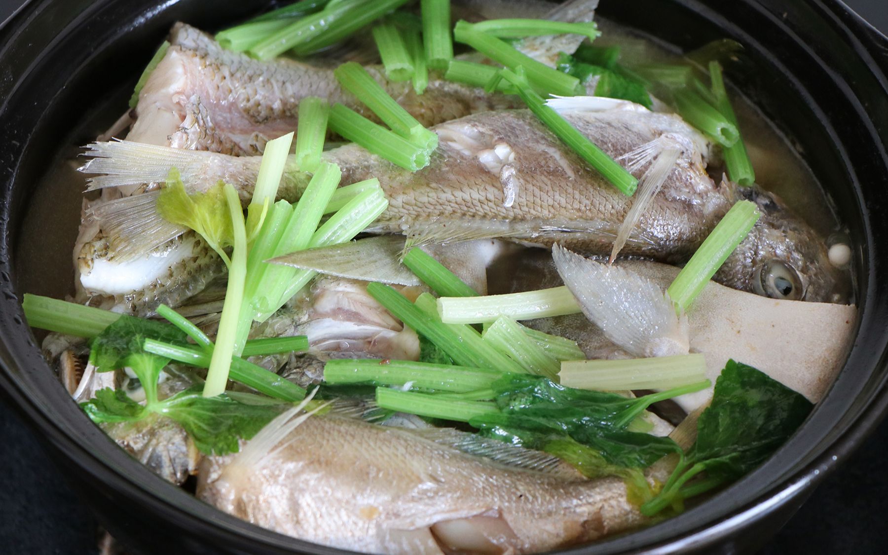 豆酱杂鱼煲的做法,出锅鱼肉滑嫩,新鲜美味就这么简单