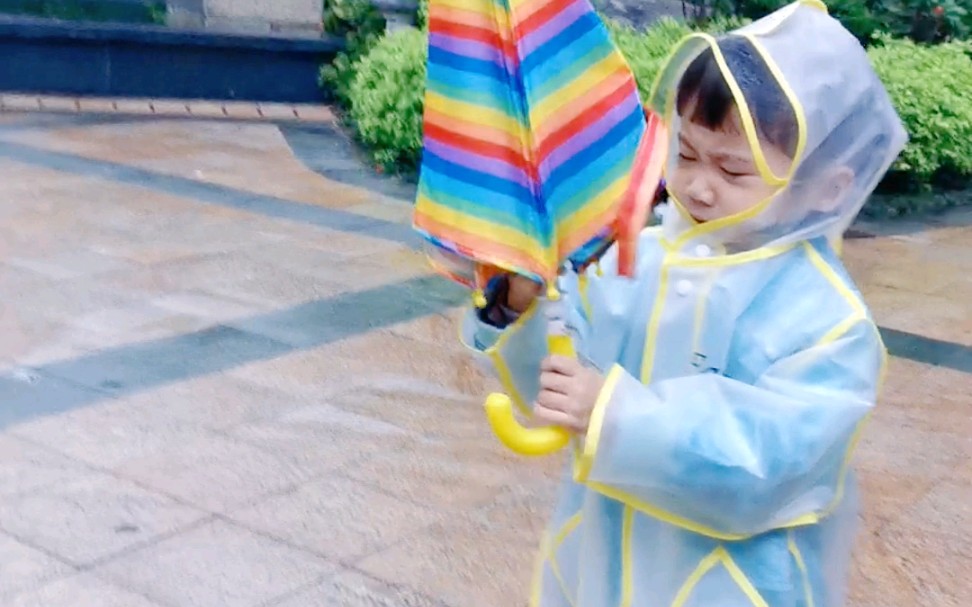 [图]下雨天，记录这个爱小雨滴的小朋友，她说走路去上学妈妈就能陪她多一会儿了