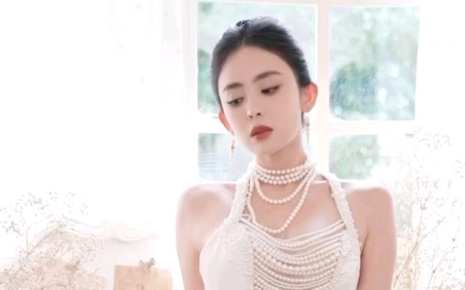 古力娜扎一袭珍珠白裙,高贵典雅大方,散发出的女神魅力让人无法抗拒