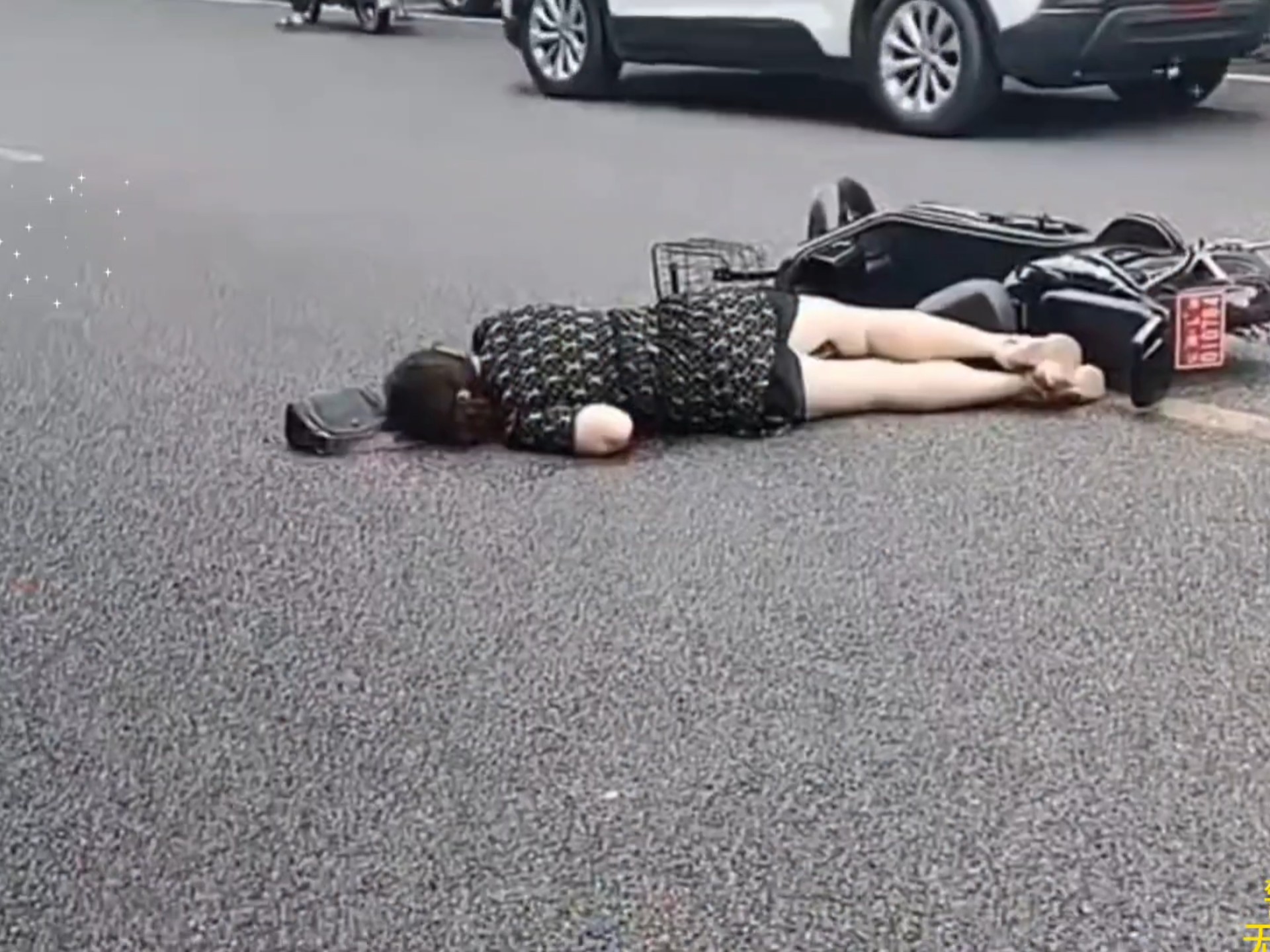 乐山一女子骑电动车摔倒,无人敢扶,是谁造就了这个社会局面 !