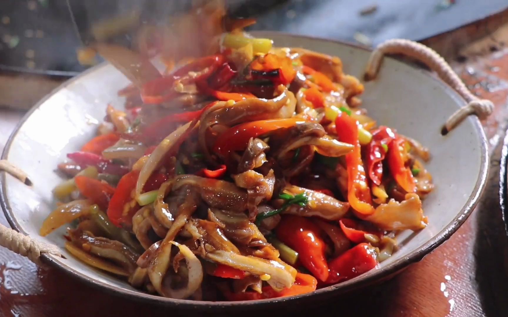 炒个酸辣猪肚,撩酸菜,香辣开胃.