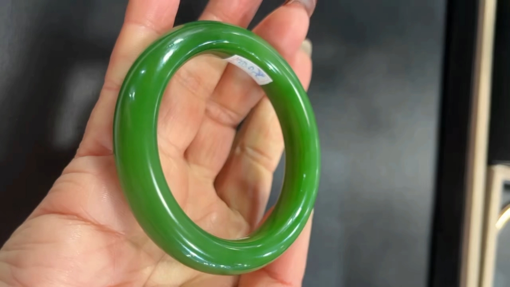 收藏款和田玉碧玉手镯52口径,俄碧老料,7号矿料子,颜色纯正阳绿色