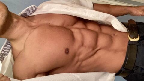 筋肉大叔抹美黑油户外运动准备 哔哩哔哩