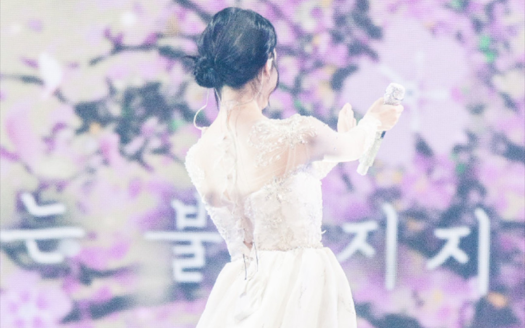 iu穿婚纱你心动了吗,满足你对未来另一半的幻想.