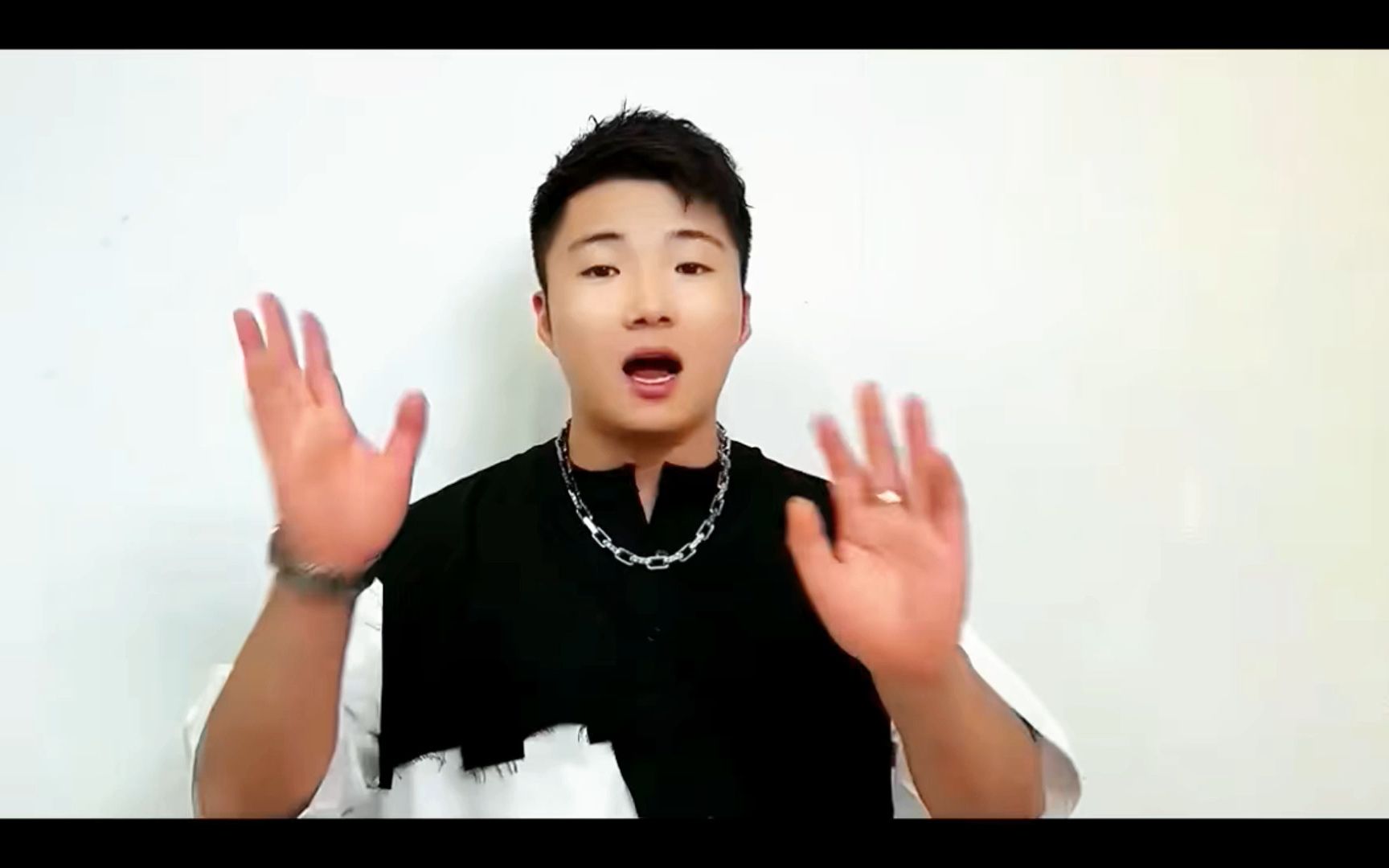 网红白小白《我爱你不问归期》演出片段,听得泪目,走心了!