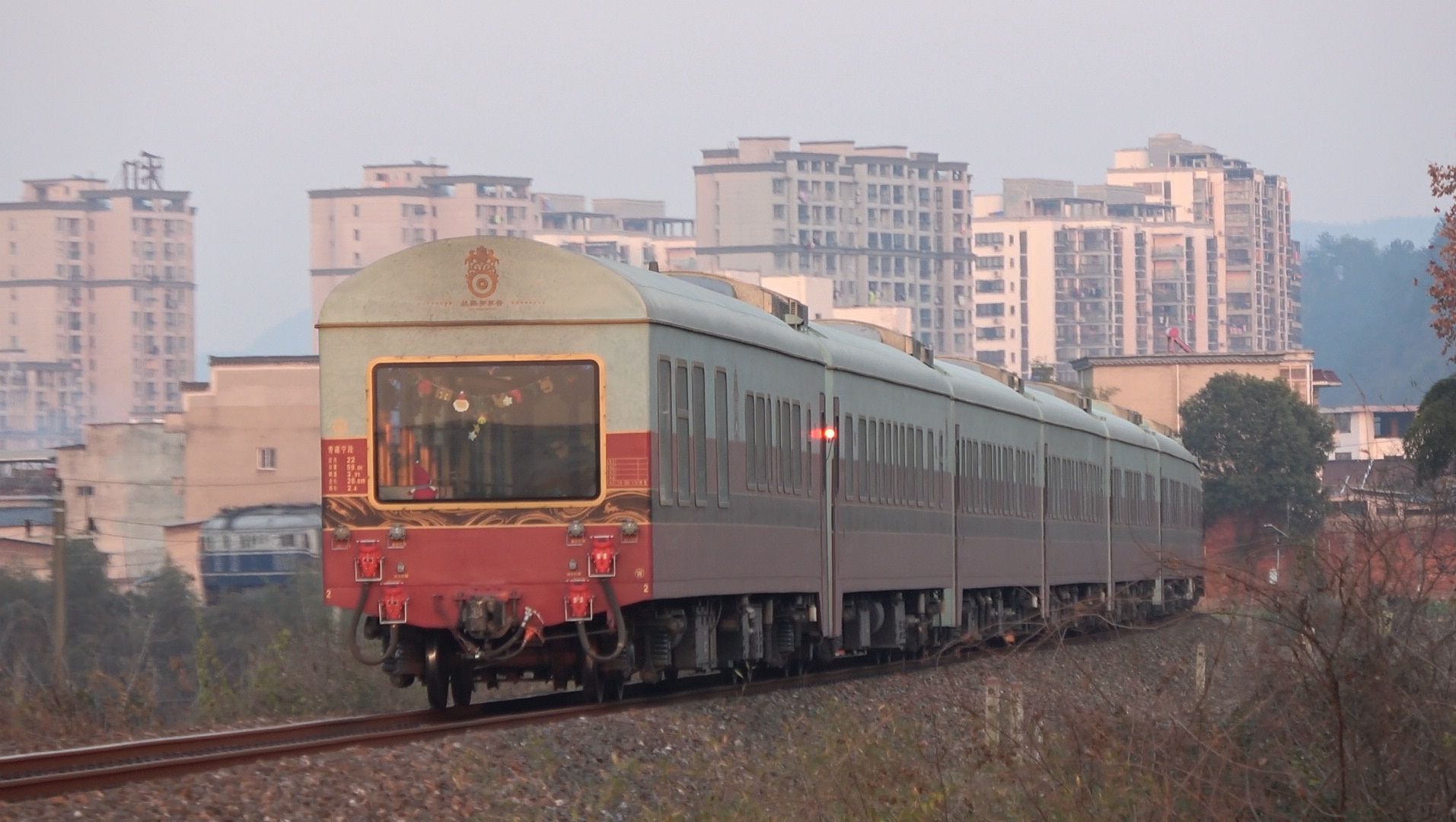 【中国铁路】丝路梦享号旅游列车 Y434次 黄山武夷山 DF110086 通过皖赣线歙县段哔哩哔哩bilibili