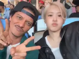 Download Video: ROSÉ & Bruno Mars一起看球赛