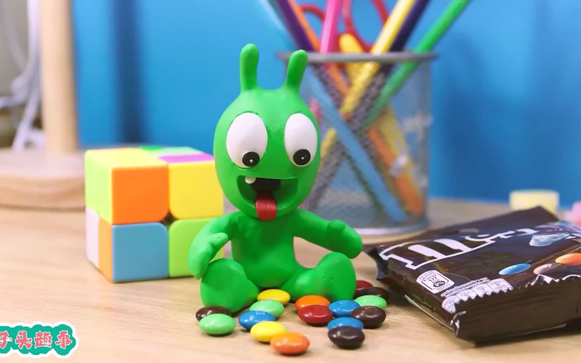 【定格动画】小绿是一位爱吃糖果的吃货,趁主人离开,吃了一堆糖果