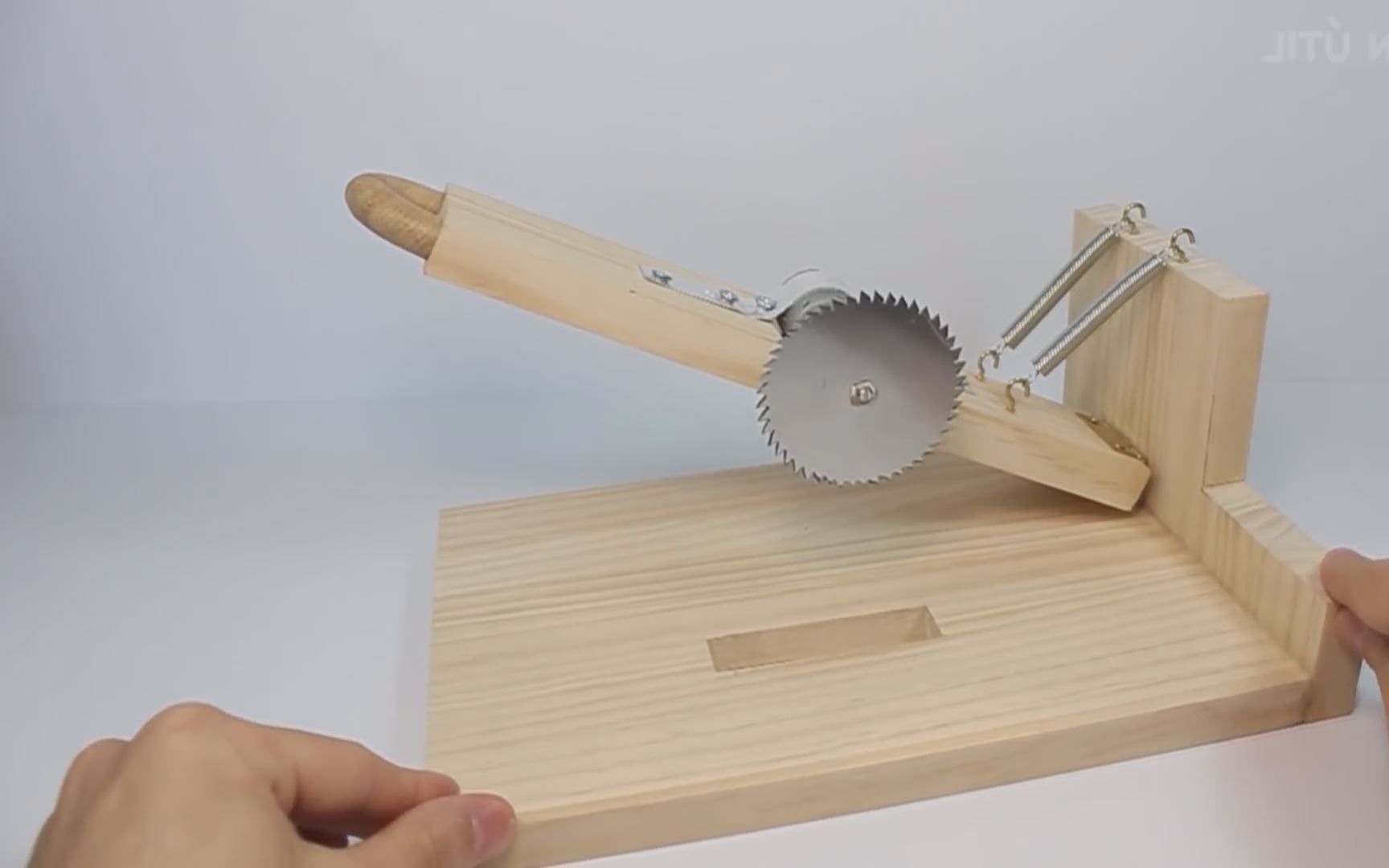 只要木板加马达就能制作手工电锯