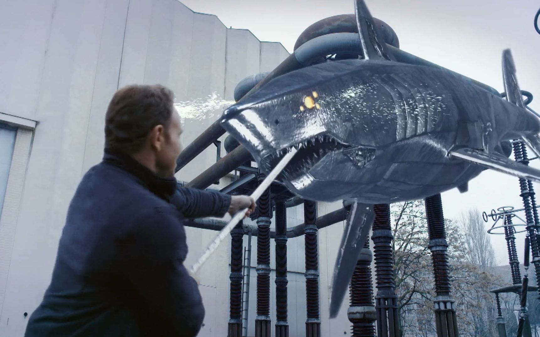 男子穿越到未来世界看到地球被机器人统治鲨鱼都成了机械鲨