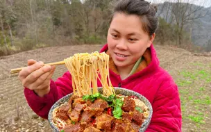 Скачать видео: 今天自制一碗牛肉粉，配上泡椒爆辣过瘾，欧妹大口嗦粉牛肉吃到饱