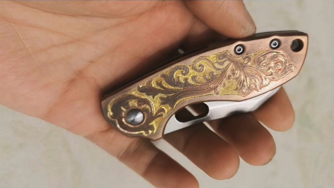 铜柄小刀上雕刻下