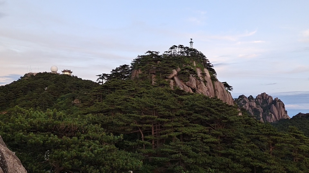 [图]在黄山的群峰顶看日落，虽然是夏天但很冷