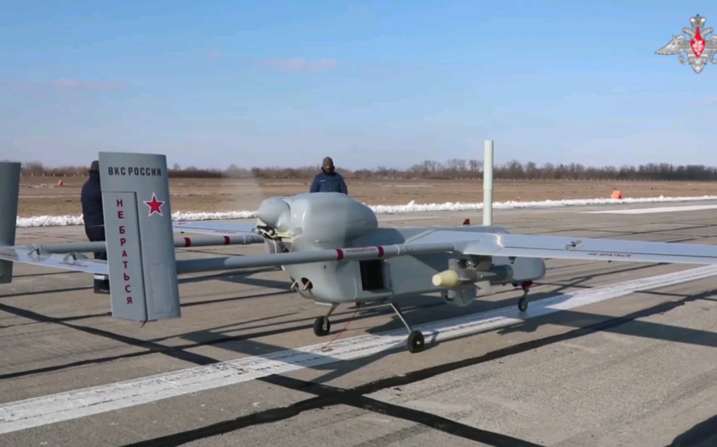 【搬运】俄军"前哨"察打一体无人机执行作战任务