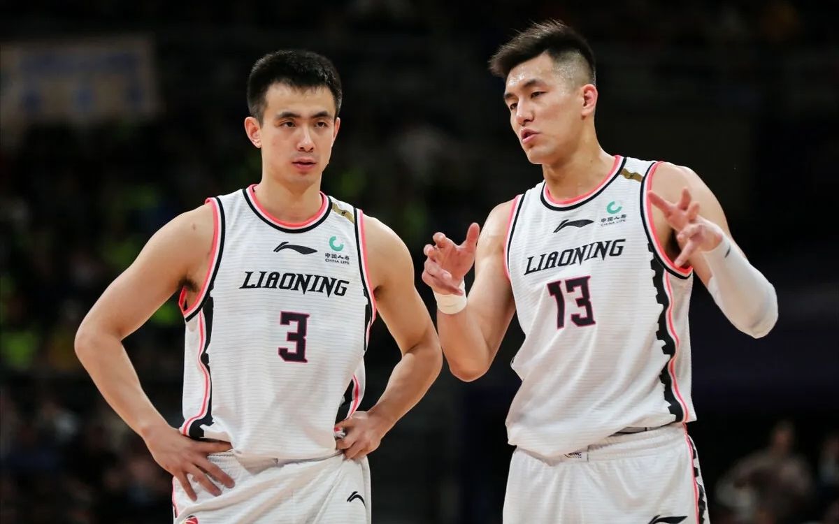 c位!郭艾伦与辽篮一众大佬合影,杨鸣也只能当陪衬