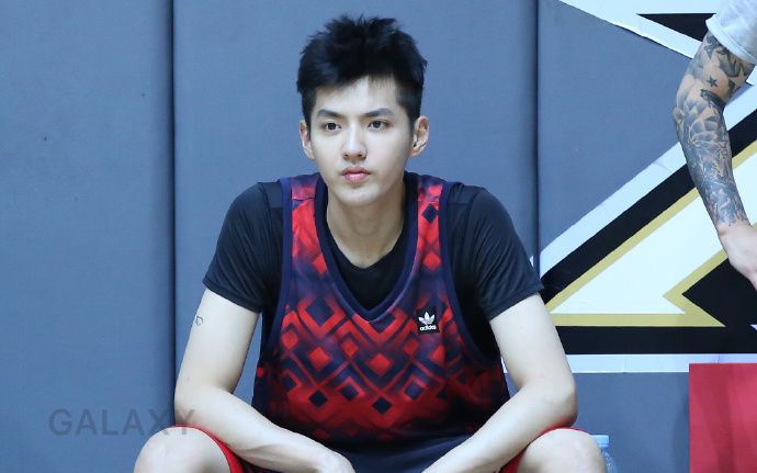 08.03 吴亦凡上海打篮球秒拍