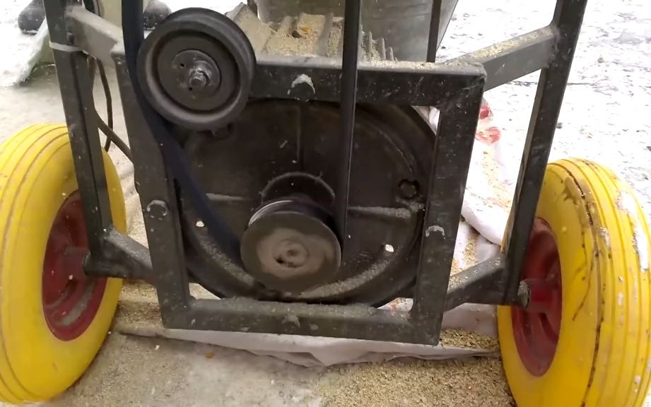 【发明家】民间的老式玉米脱粒机,结实耐用_哔哩哔哩_bilibili