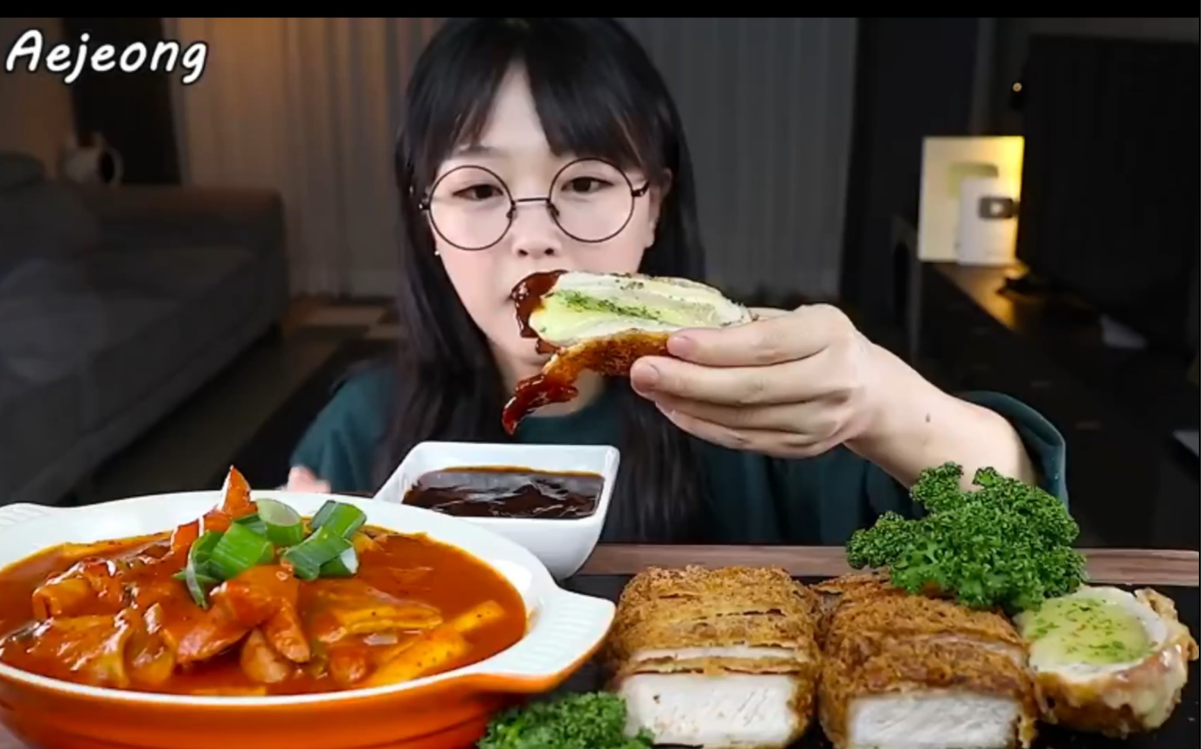 韩国美食|小姐姐吃厚片炸猪排,辣年糕