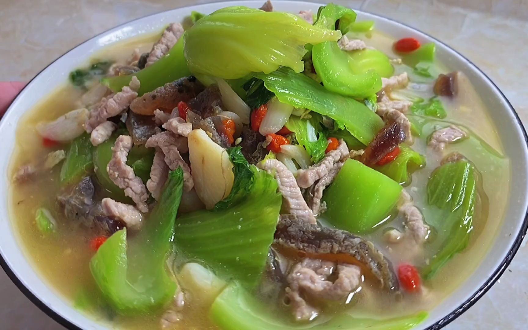 广东人夏天爱做"上汤芥菜"清脆爽口又营养,好吃到连汤汁都不剩