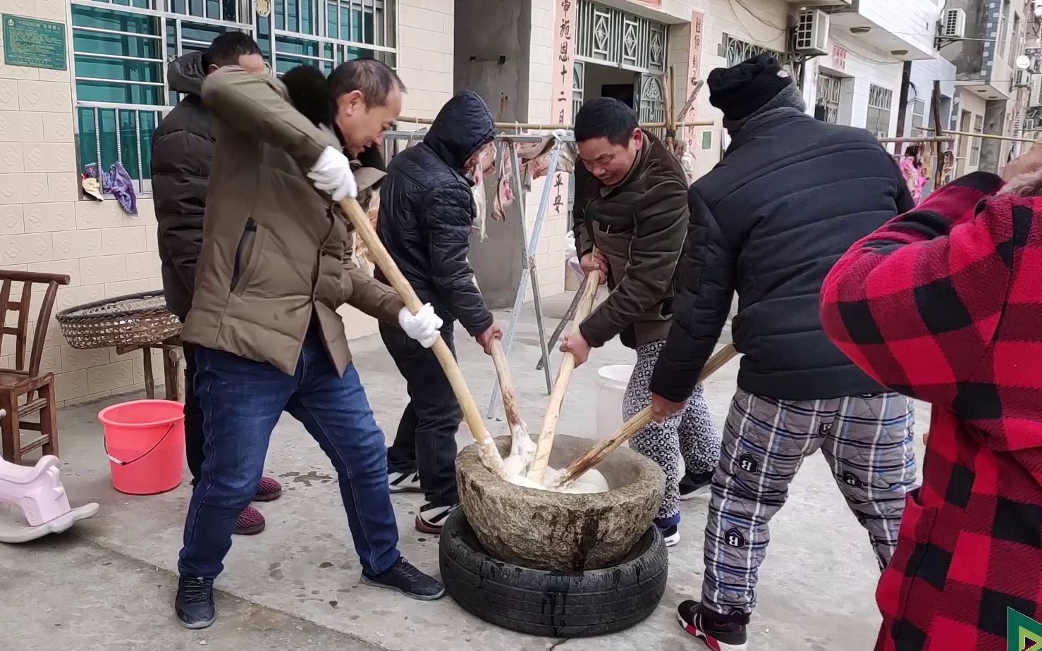 实拍湖北农村打糍粑,村里人都来帮忙,有多少地区也是同样做法?