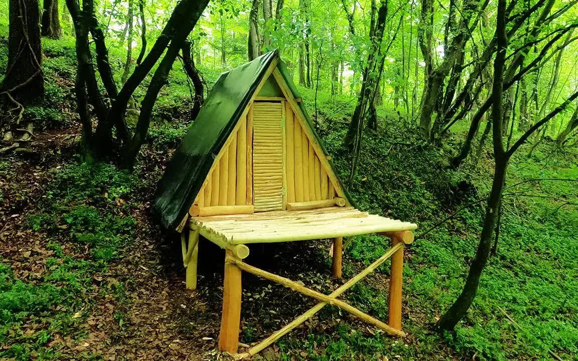 帅气小伙霸气出行在野外建造纯木质小屋这手艺绝了