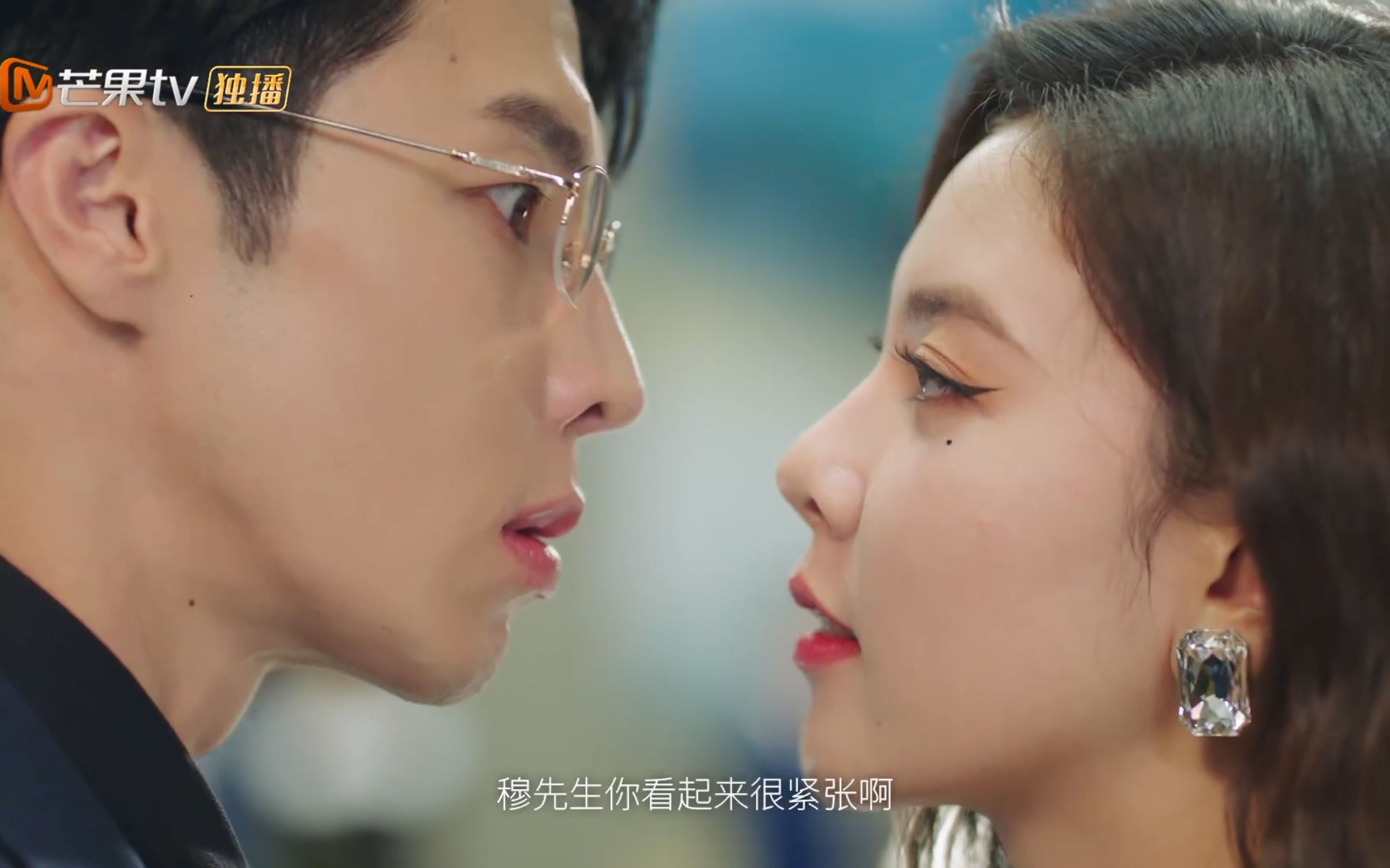 地质学女博士苏纪时(宋妍霏)代替双胞胎妹妹勇闯娱乐