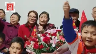 Скачать видео: 神舟十三号升空！ 叶光富母亲竖起大拇指为儿子点赞