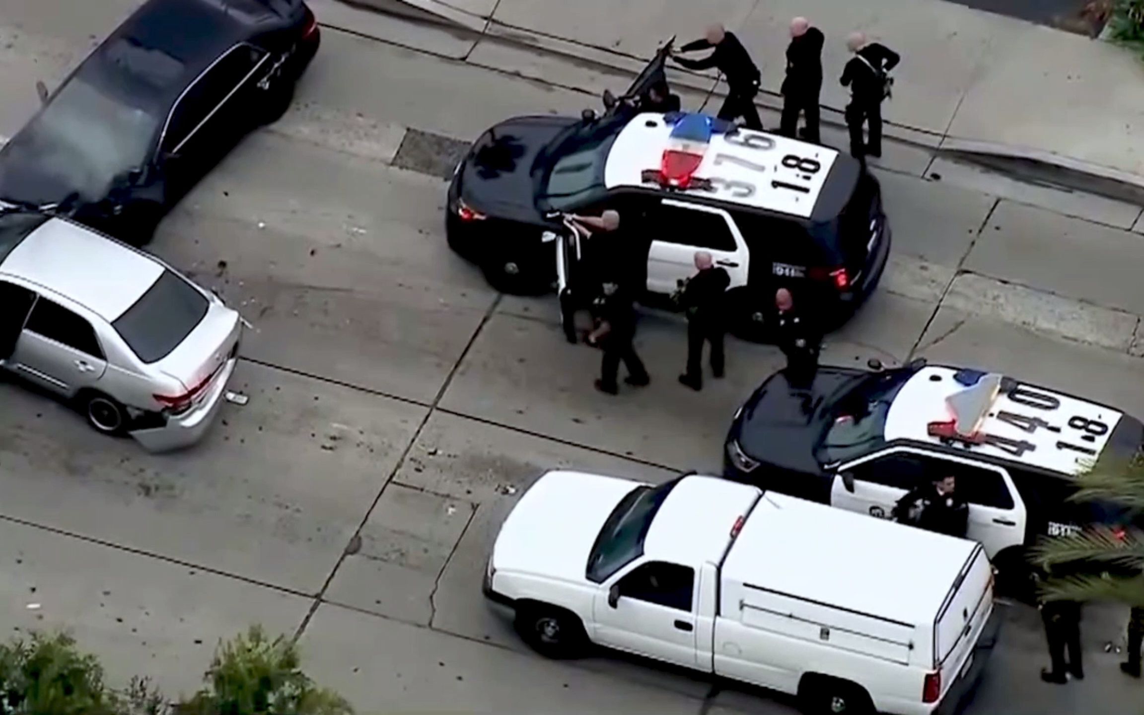 美国警察追捕逃犯,嫌犯逃跑时撞坏多辆私家车,女司机都吓得腿软_哔哩