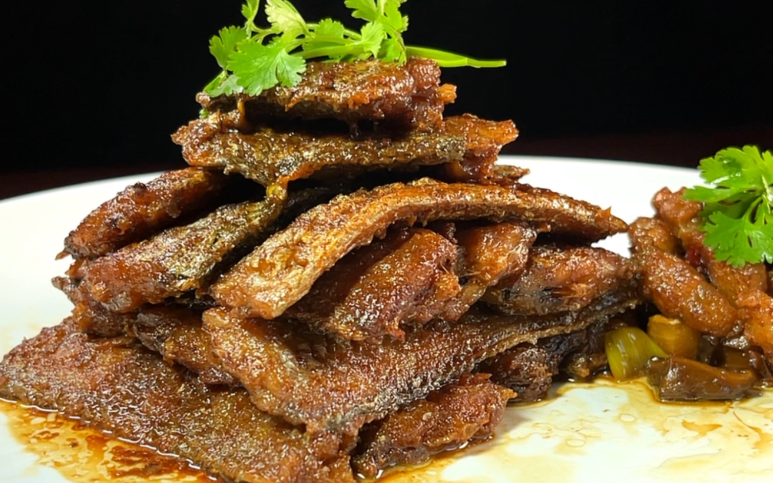 这样做的干烧带鱼,咸香微辣,干酥入味,配上米饭太解馋了