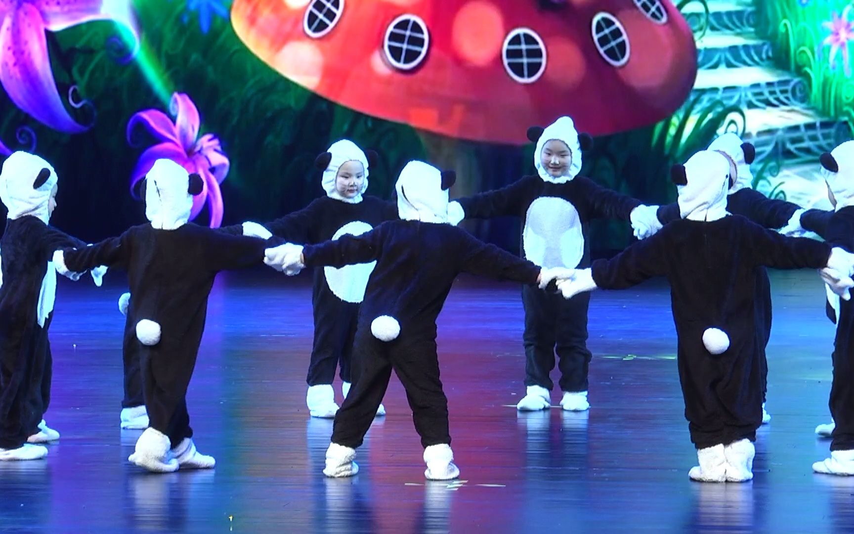 花丸幼稚园熊猫舞图片