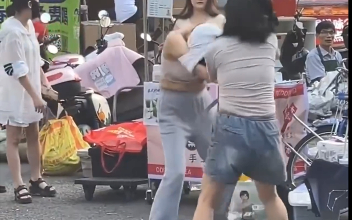 两女子街头互殴图片