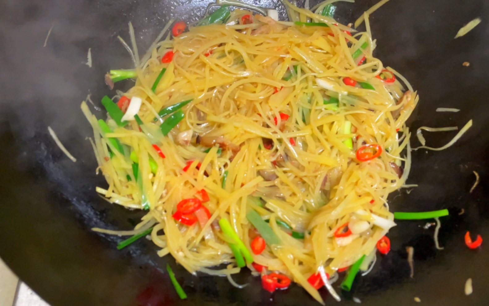 腊肉土豆丝～腊肉和土豆结合真的太好吃啦～简直神仙搭配呀