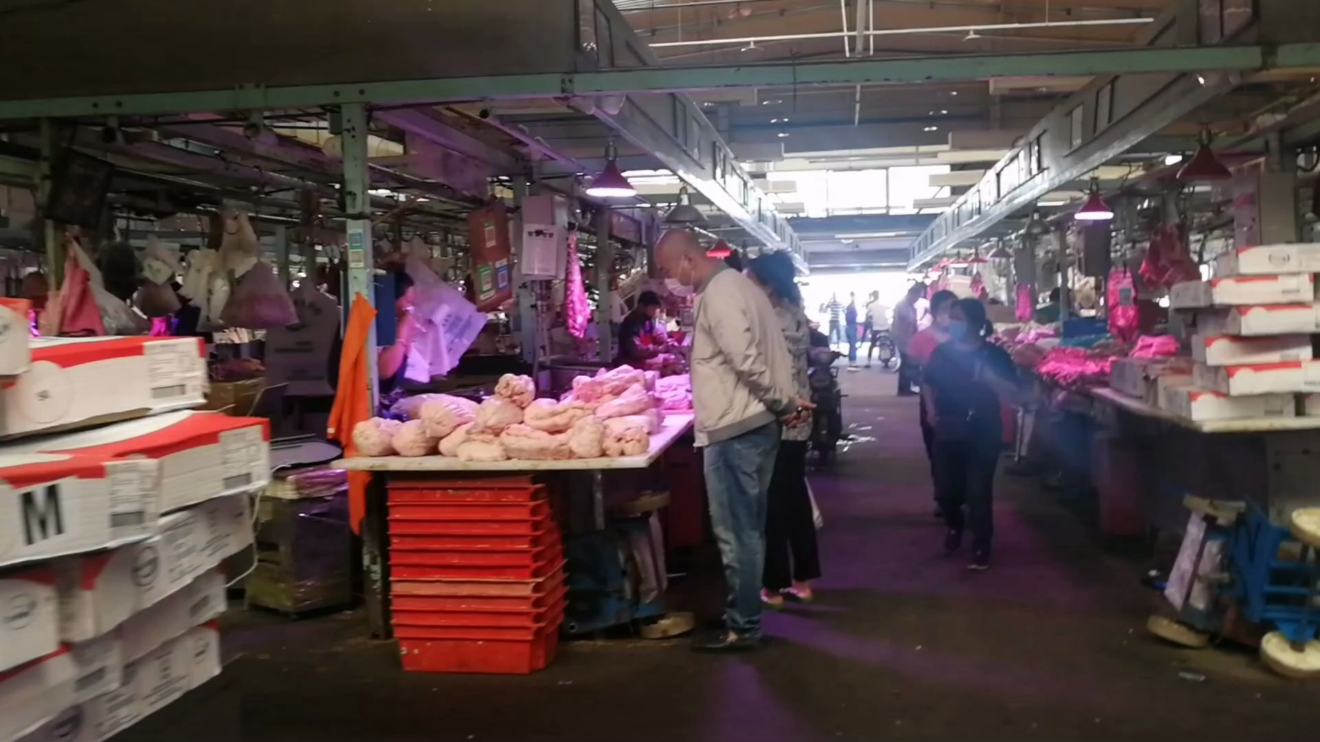 北京大洋路農貿批發市場鮮肉凍品廳,豬肉降價,終於吃的起豬肉了