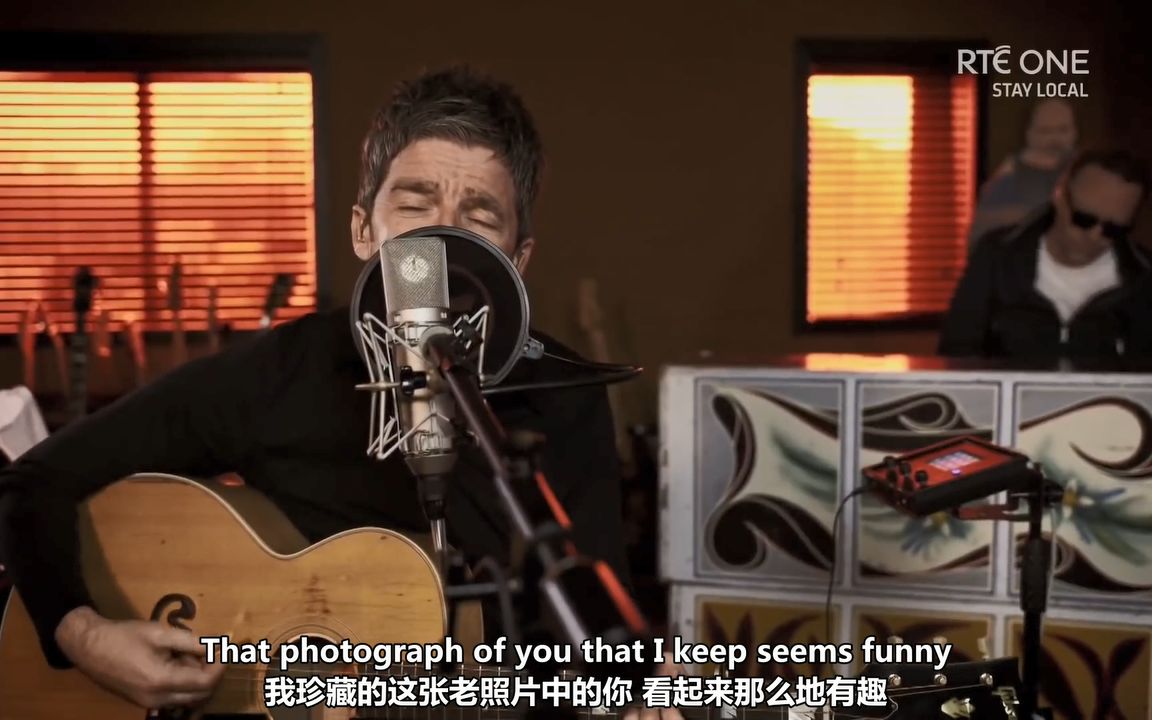 [图]Noel Gallagher - Dead In The Water (The Late Late Show 2021) 中英字幕