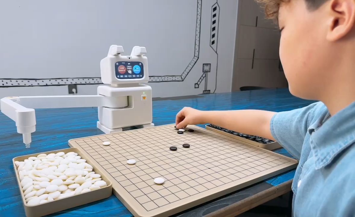 全新围棋机器人1999元上市!快来看看是怎样的下棋机器人吧