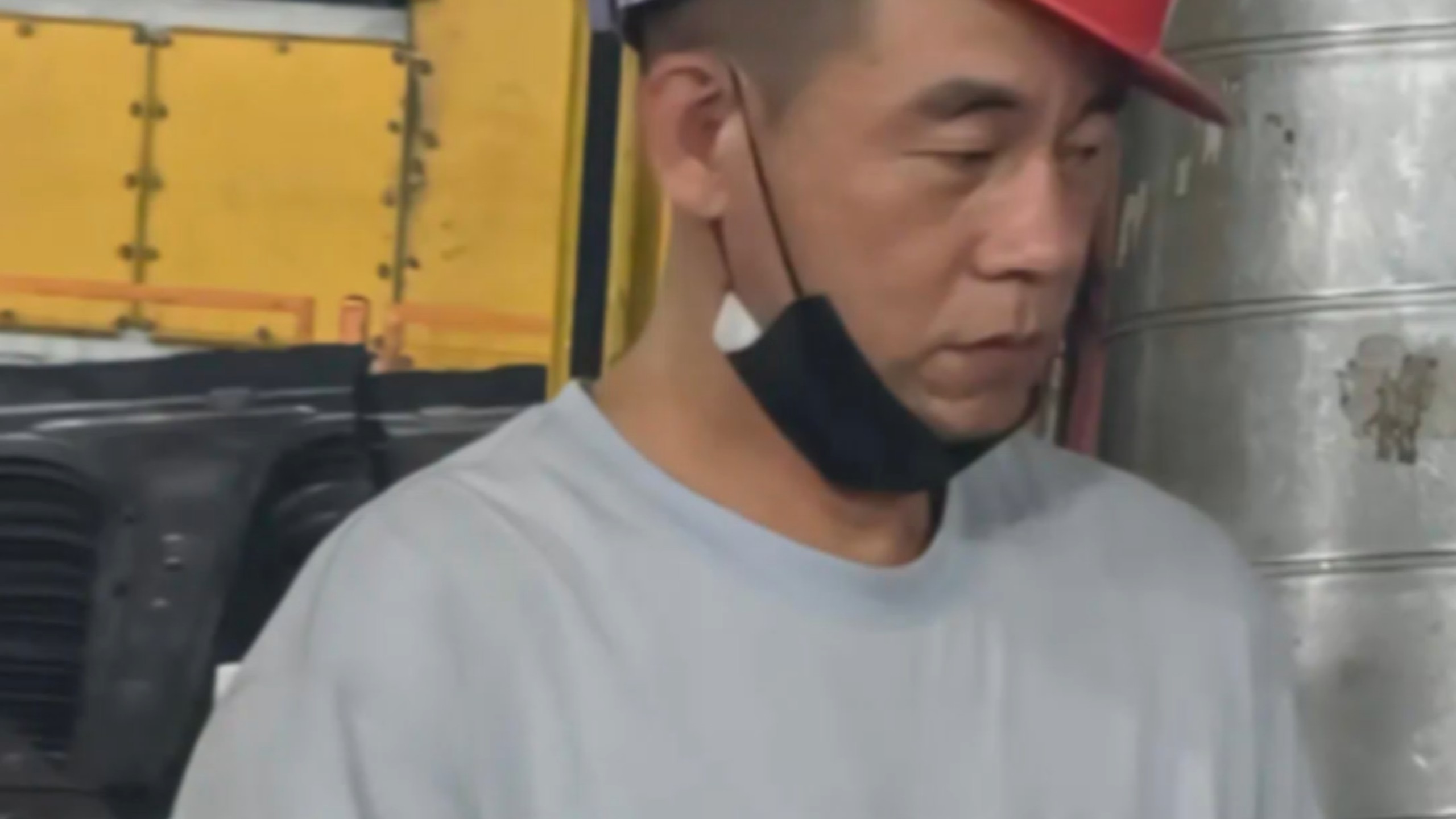 一工厂大哥撞脸陈小春