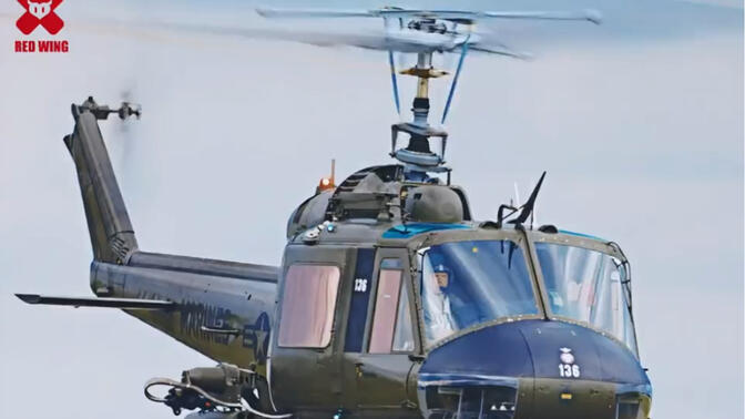 UH-1H型“休伊”运输机图片