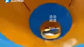 水上乐园上演惊险一幕，两组游客坐垫相撞，网友：水上乐园全责