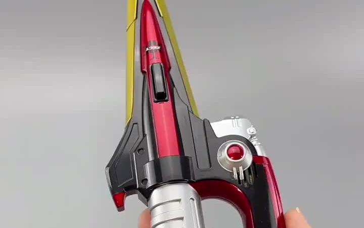 今天我们来玩玩假面骑士甲斗的武器!