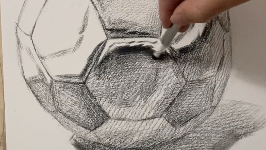 素描静物足球擦画教程