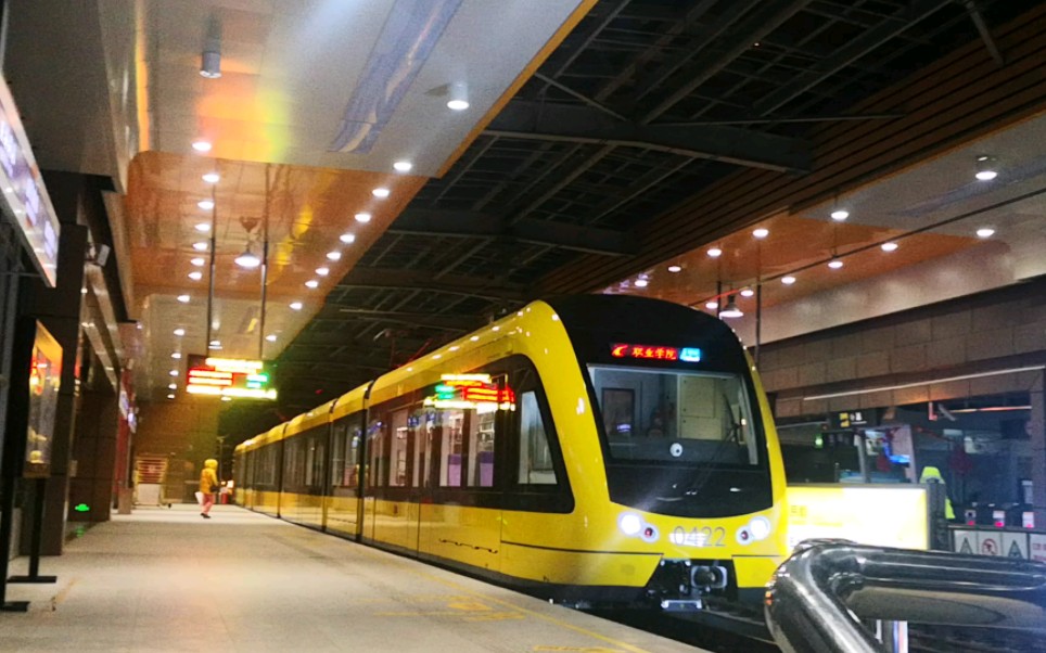 【长春轻轨】4号线ccd3-001型"大黄蜂"lcd屏幕增购车浦东路站列车进站