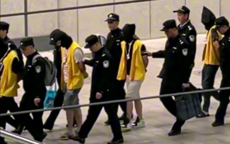 大批警员押解缅北电诈嫌疑人,缅甸果敢加速遣送中国人回国