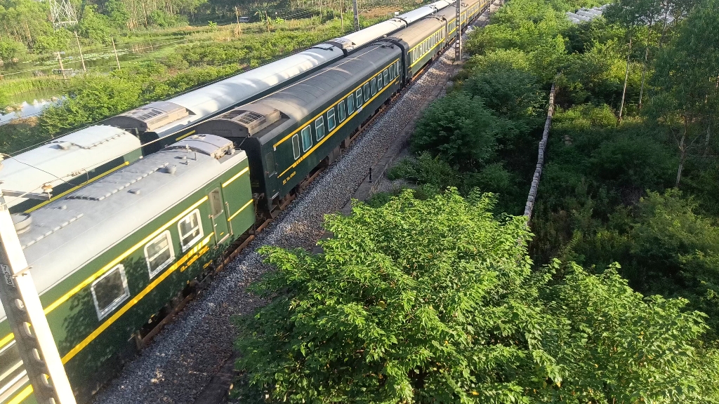 【中国铁路——两车交汇】湘桂线z335次列车与k654次列车交汇本务京局