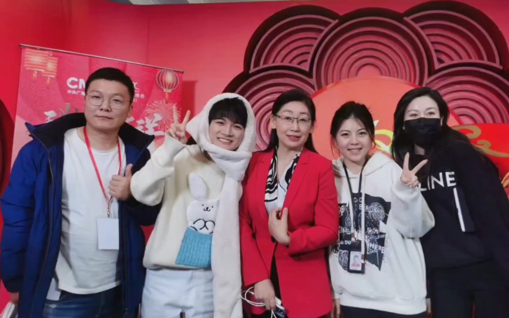 【周深】一些春晚后台合照～5a级合影景点