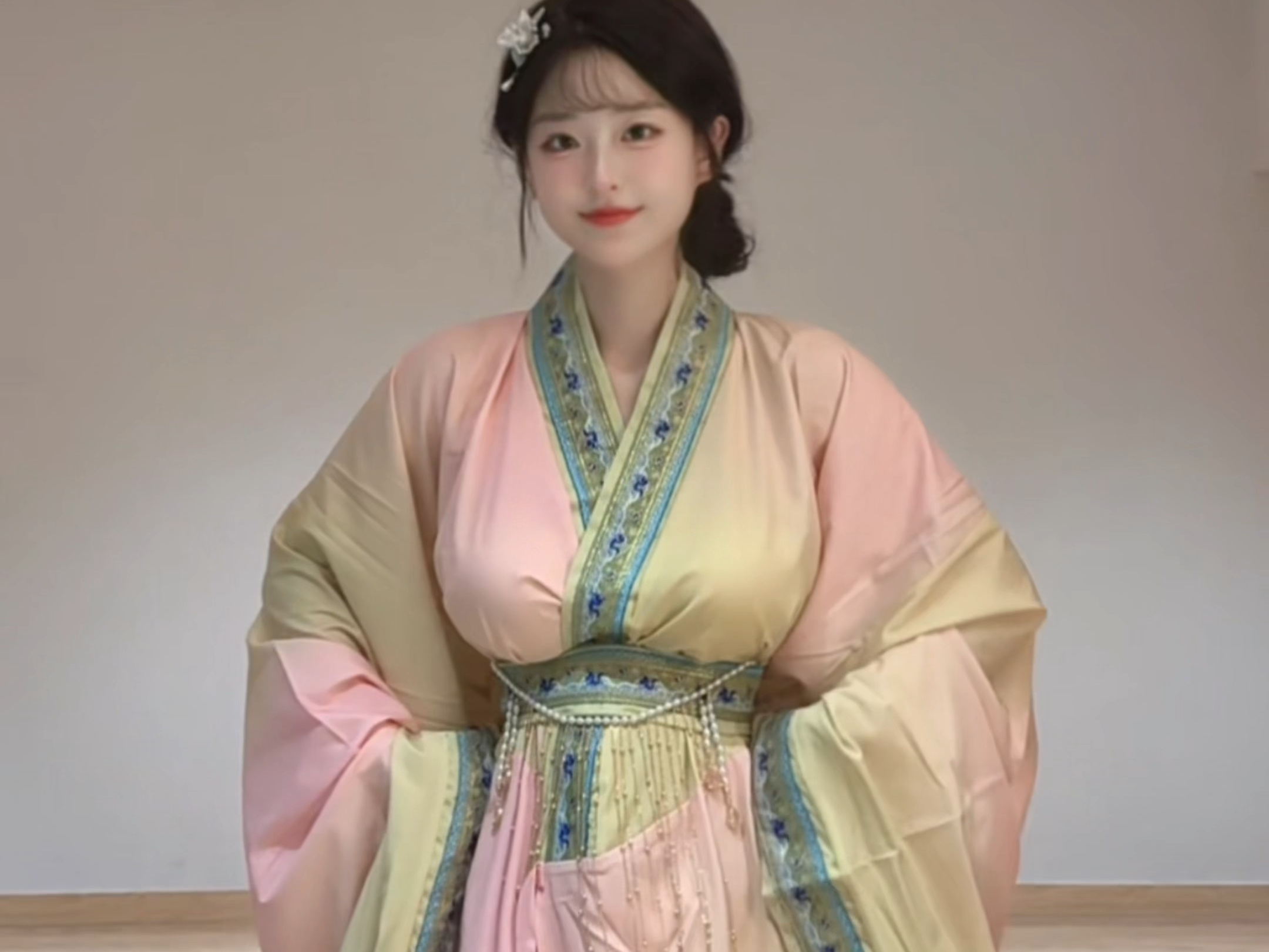 两套汉服穿搭二选一请大王上早朝过目～