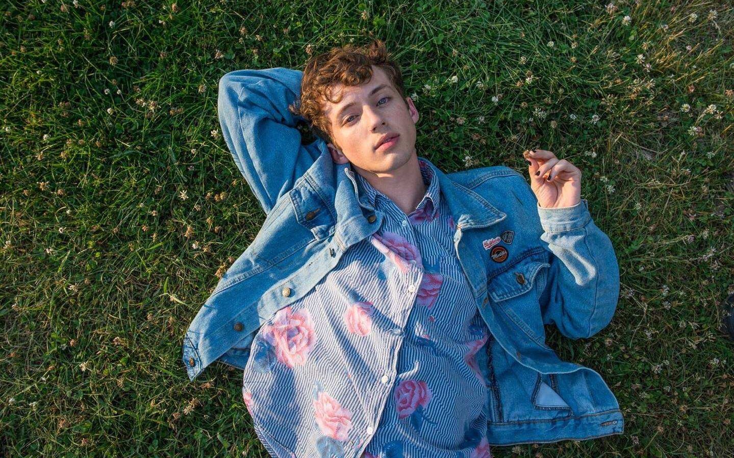 如鲜花般绽放的男子戳爷troyesivanforhimeasepostcardbloom