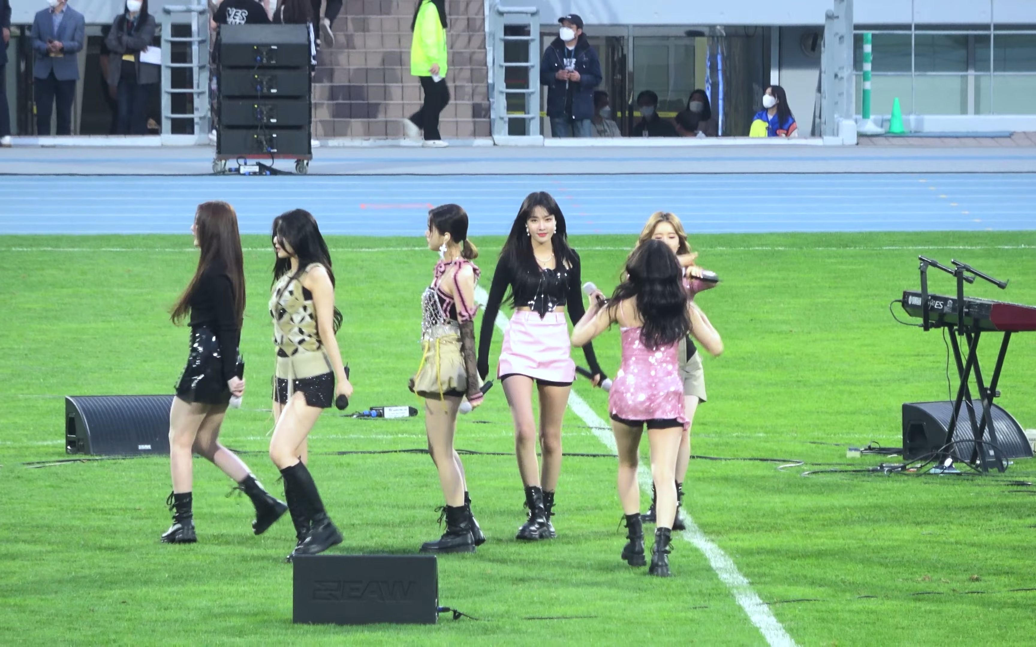 stayc-run2u韩国女团球场演唱4k